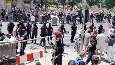 Policajci potiskuju žene koje se drže za ruke i pevaju "Bože pravde" (VIDEO)