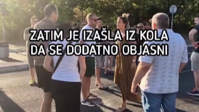 Pevačica htela da probije blokadu, autom na građane (VIDEO)