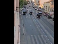PUN GAS NA GRAĐANE Pogledajte kako je policija probila blokadu u Vojvode Stepe (VIDEO)