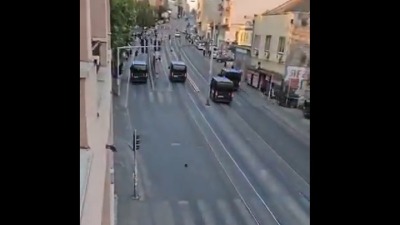 PUN GAS NA GRAĐANE Pogledajte kako je policija probila blokadu u Vojvode Stepe (VIDEO)