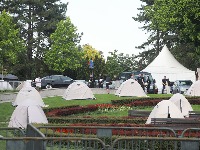 Glas iz Luksemburga: Vučić se od protesta brani šatorskim bedemom u centru Beograda