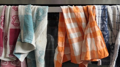 Kuhinjske krpe kriju više bakterija nego što mislite: Evo kako da ih pravilno perete i održavate