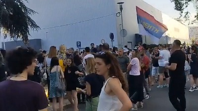 Protest ispred PS Novi Beograd zbog hapšenja studenata: "Pustite ih sve!" (FOTO/ VIDEO)