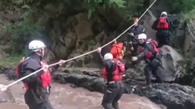 Spasavanje iz nabujale reke: Pripadnici MUP izvukli 4 osobe (VIDEO)