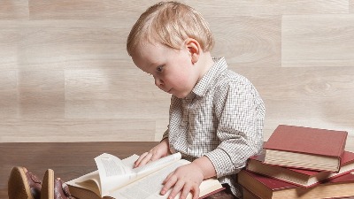 MALI GENIJE! Dvogodišnji dečak je NAJMLAĐI ČLAN MENSE ikada: Prvu knjigu pročitao sa godinu i devet meseci 