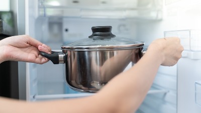 Da li toplu hranu smemo da stavljamo u frižider? Evo šta kažu stručnjaci