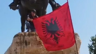 Provokacije u Tirani: Zastava Albanije, a na njoj gradovi iz Srbije, CG... (VIDEO)