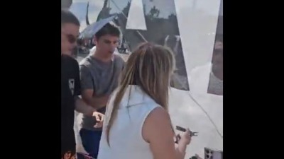 Poslanice pokušale da skinu transparent sa kukastim krstom, intervenisala policija: "Napali nas ćaciji" (VIDEO)