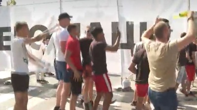 Jedan od napadača na poslanice koje su pokušale da skinu transparent sa kukastim krstom je poznati naprednjački jurišnik