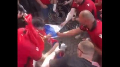 Skandal u Tirani: Albanci pocepali srpsku zastavu (VIDEO)