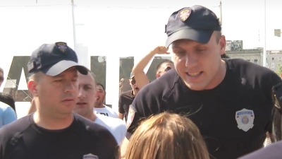 Studenti opleli po policiji: "Više se stidimo vas, nego transparenta koji čuvate"