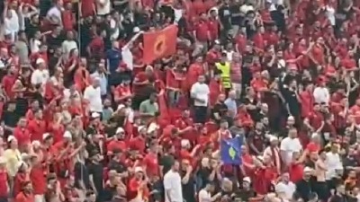 Sramota u prenosu uživo: Zvužduci himni Srbije, deca pokazivala albanskog orla (FOTO)