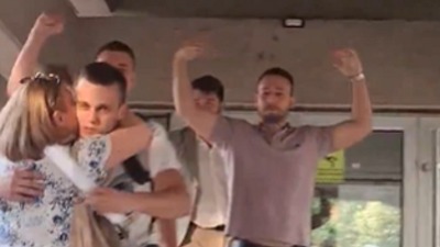 "Pobeda, pobeda!": Emotivan izlazak studenata na slobodu (VIDEO)