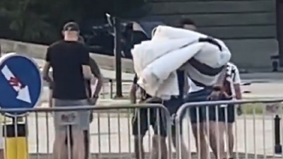 "Ćaci" odneli transparent sa nacističkim obeležjima (VIDEO)