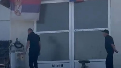 Za ovu kuću studenti tvrde da je sabirni centar za kupovinu glasova (VIDEO)