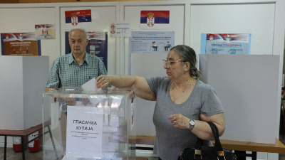 (BLOG) Izbori u Kosjeriću i Zaječaru: Pustio pčele na studente, napeto oko stovarišta (FOTO/VIDEO)