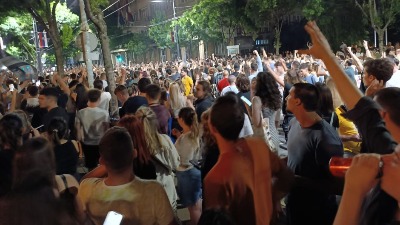 "Pobeda, pobeda": Studenti slave ispred Predsedništva (VIDEO)