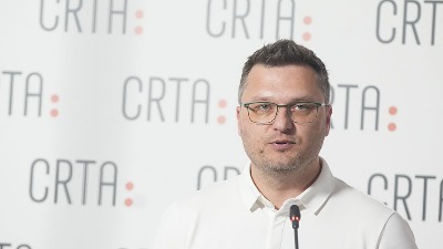 Kako su napadnuti posmatrači CRTA i to u dvorištu MUP-a: Kamere "nisu radile" (VIDEO)