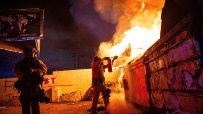 Los Anđeles se pretvorio u RATNU ZONU: Tramp izdao naređenje, vojska izlazi na ulice (FOTO/VIDEO)
