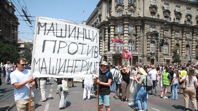 Nasilnici upali na fakultet i pokušali da ukradu transparent "Mašinci protiv mašinerije", STUDENTI GA ODBRANILI