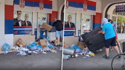Građani ispraznili kontejner ispred prostorija SNS, ostavili natpis "glasačka kutija" (VIDEO)