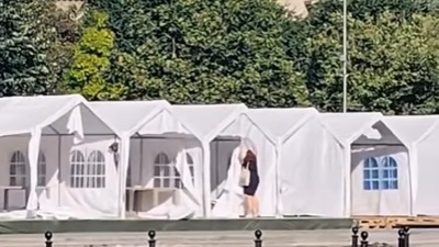 Žena ušla u Ćacilend i ISEKLA ŠATORE (VIDEO)