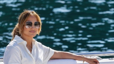 Dženifer Lopez uhvaćena kako "muva" zgodnog i misterioznog muškarca na jahti (FOTO, VIDEO) 
