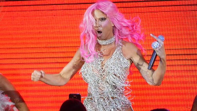 Građani plaćaju: Karleuša peva na Novogodišnjem programu za 1,4 miliona