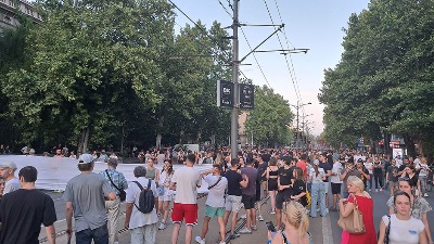 “Tužno što Ćacijevci gledaju u ovo i ne kontaju”: Transparent koji će nasmejati samo one koji nisu bežali s časova hemije
