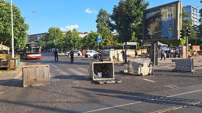 Studenti blokirali raskrsnicu kod SKC, spaljeni režimski tabloidi