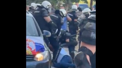 Prevoznik hteo da se spali ispred prostorija SNS: Policija ga privela (VIDEO)