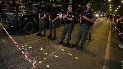 Zemunci se "sažalili" na policiju: Evo kako su im delili "donacije" (FOTO/VIDEO)