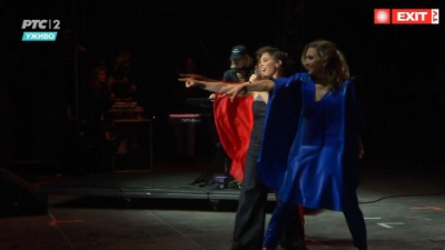Gala na EXIT-u zapevala svoj najveći hit, pa poručila: Srbijo, ustani za svoja prava. PUMPAJ, BRE! (VIDEO)