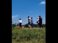 Pristalice SNS se okupile da dočekaju Vučića, zborove građana zaustavila policija u Novom Sadu (VIDEO)