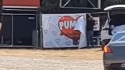 Nepoznati muškarci upali automobilom na Petrovaradin: Skidaju transparente o studentskim protestima (VIDEO)