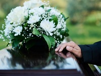 Na sahranu najboljeg prijatelja došao je u ZELENOJ HALJINI, a razlog je POTRESAN (FOTO, VIDEO)