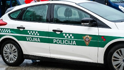 Drama u Hrvatskoj: Muškarci, među kojima i Srbin, uleteli vozilom u kasarnu u Udbini