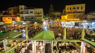 Džipom uleteo u baštu restorana! Više ljudi povređeno (VIDEO)