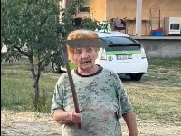 Žena NASRNULA KOSOM na Kragujevčane koji su doneli pomoć ugroženima od požara: "Ko mi dira Vučića" (VIDEO)