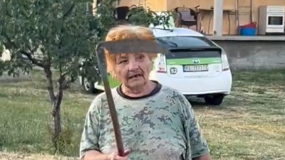 Žena NASRNULA KOSOM na Kragujevčane koji su doneli pomoć ugroženima od požara: "Ko mi dira Vučića" (VIDEO)