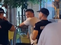 Incident u Šapcu: Uleteo automobilom u masu, nosio čoveka na haubi 15 metara (VIDEO)