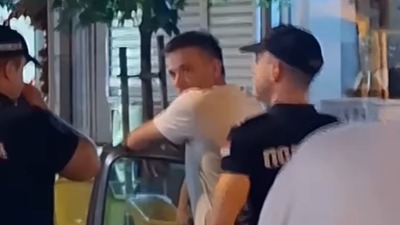 Incident u Šapcu: Uleteo automobilom u masu, nosio čoveka na haubi 15 metara (VIDEO)