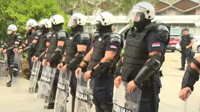 NAPETO ispred Novosadskog sajma: Ispit Pravnog fakulteta se održava uz privatno obezbeđenje i policiju (FOTO)
