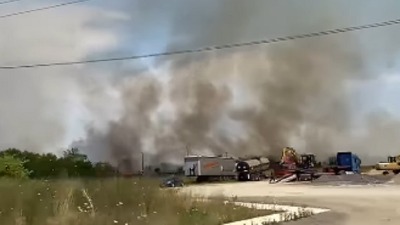 Veliki požar u Batajnici, vatra se brzo širi (VIDEO)
