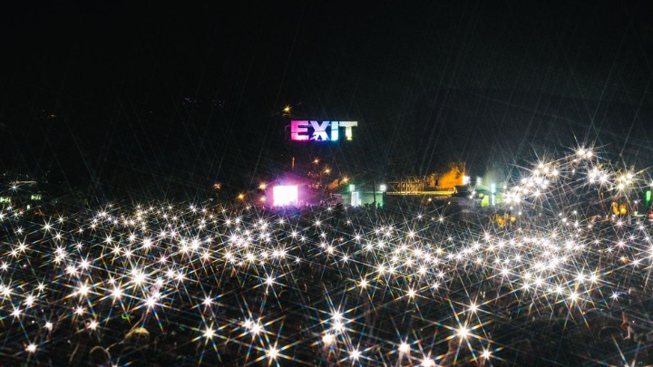 EXIT zatvoren snažnom porukom Marka Louisa i hora studenata:  "Upali vatru, budi baklja"