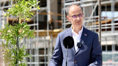 Macut u ulozi Radojičića: Najmoćniji čovek (po Ustavu) polaže vence i piše saopštenja dok je u zemlji haos
