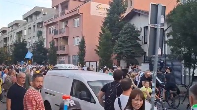 Građani ispred Vučevićeve zgrade: Miloše, ološe! (VIDEO)