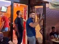 Novosađani okružili kafić u kom su funkcioneri SNS - letela jaja (VIDEO)