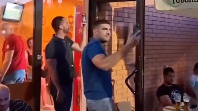 Novosađani okružili kafić u kom su funkcioneri SNS - letela jaja (VIDEO)