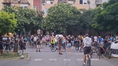 Novosađani ispred Mićinove zgrade: "Ruke su vam krvave" (VIDEO)